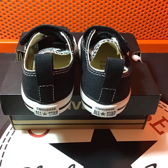 Converse Chuck Taylor Toddler 2V Low Top in Black - Picture 3 of 3